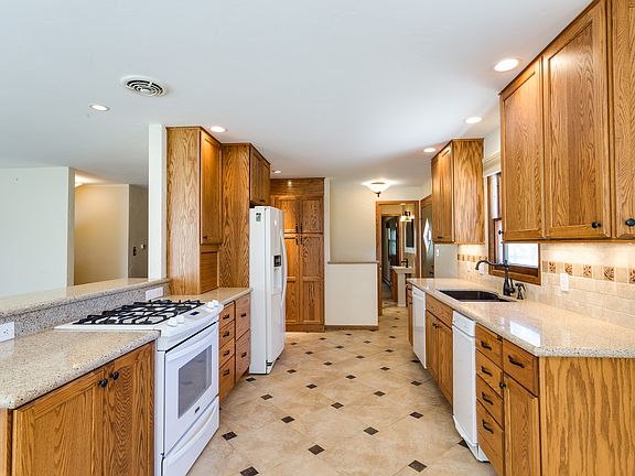 5th image of 33991 Goldfinch Dr