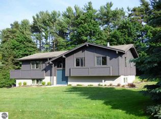 8217 Bel Cherrie Dr, Traverse City, MI 49686