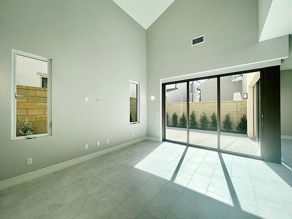 3rd image of 106 Lomita