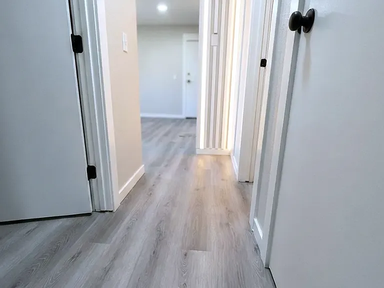 2bed 1 bath Unit in quiet Clive location — Photo 6