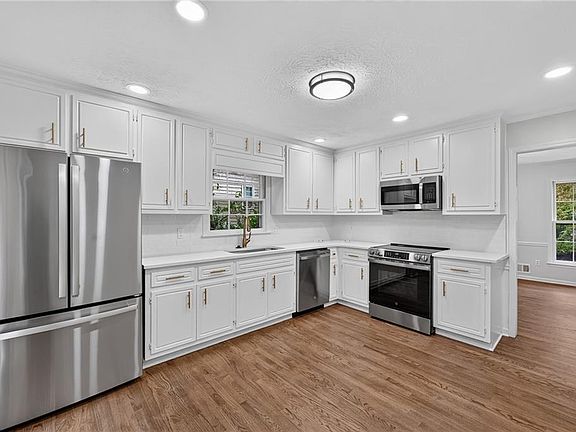 4th image of 2750 Holly Ridge Cir