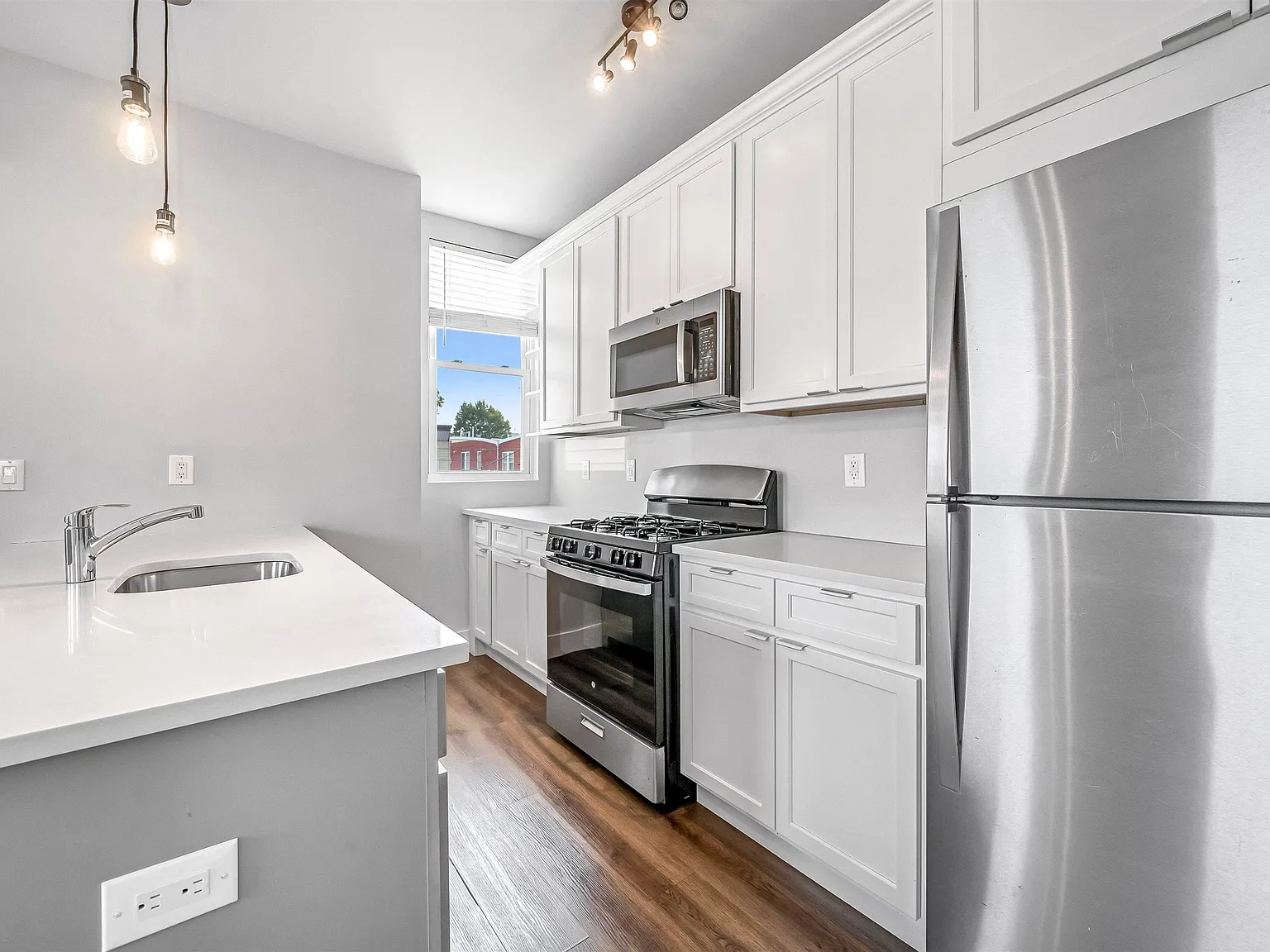2 bed, 1.0 bath, 700 sqft, $1,979 — Photo 2