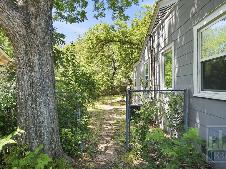 1201 W 40th St #B — Photo 14