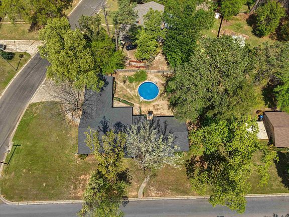 4th image of 701 Eden Dr