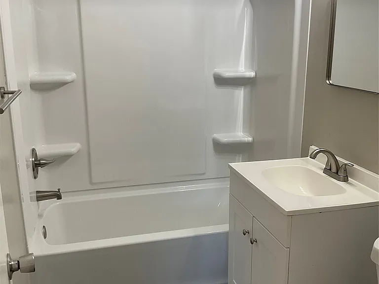 1809 E 2nd St #11 — Photo 10