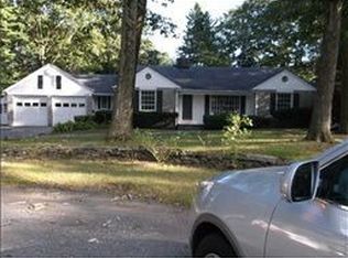 2 Sweetbriar Ct, Warwick, RI 02888