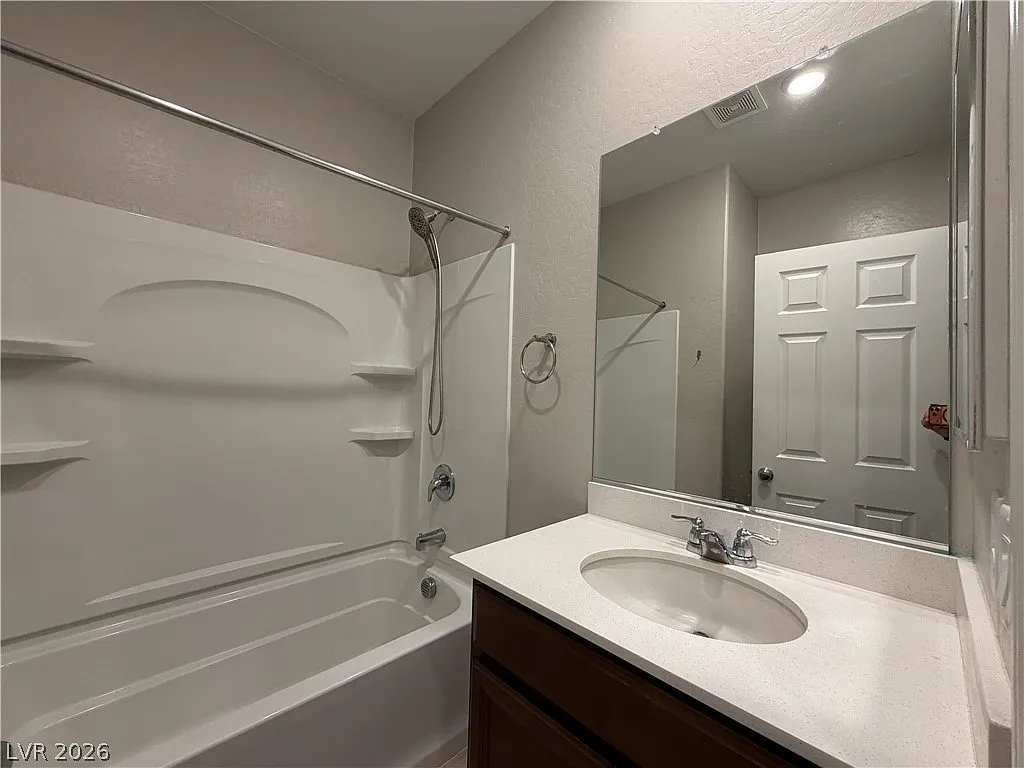 5 bed, 3.0 bath, 2454 sqft, $3,295 — Photo 4