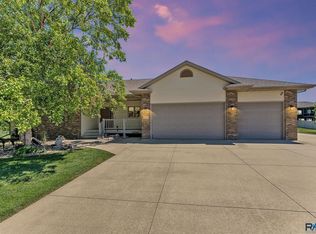 504 Erin Cir, Hartford, SD 57033