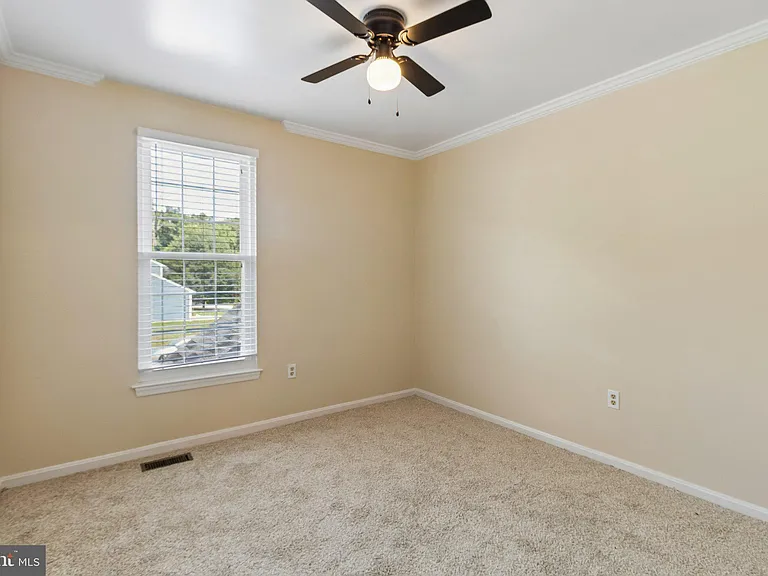 820 Chatsworth Dr — Photo 14