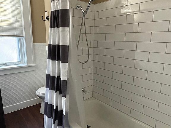 4th image of 1119 SE Riverside Dr #D