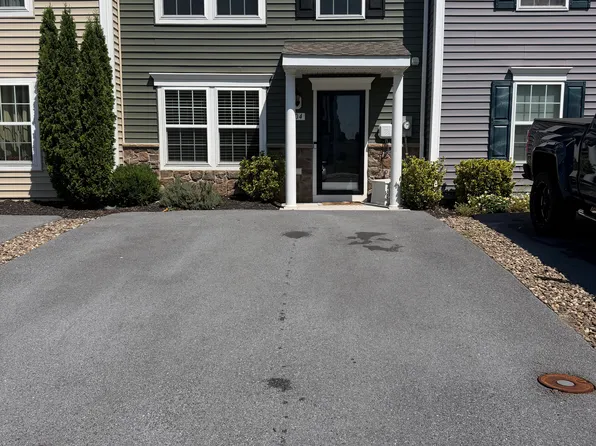 604 Thumper Dr, Ranson, WV 25438
