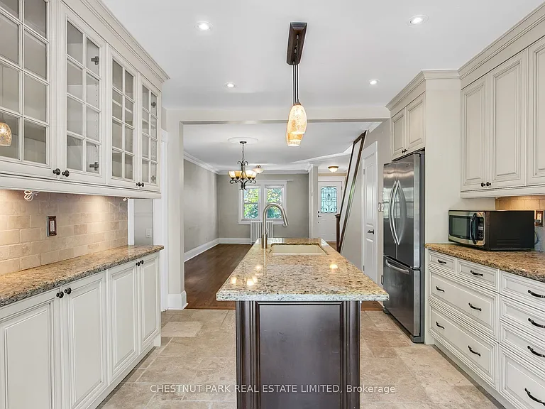 484 Merton St — Photo 20