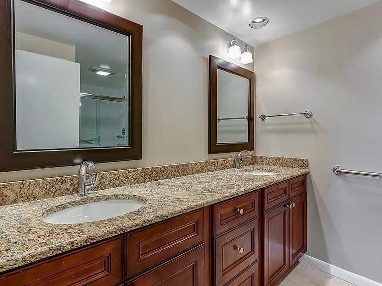 Four Seasons Apartments — Photo 37