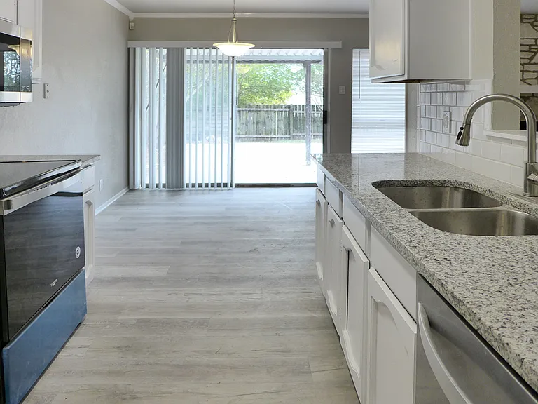 10318 Cone Hill Dr — Photo 3