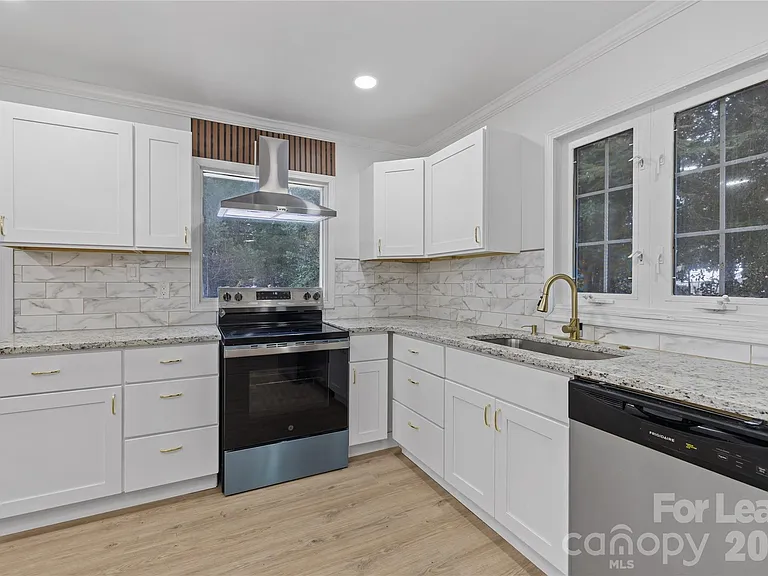 631 Townsend Ave — Photo 7