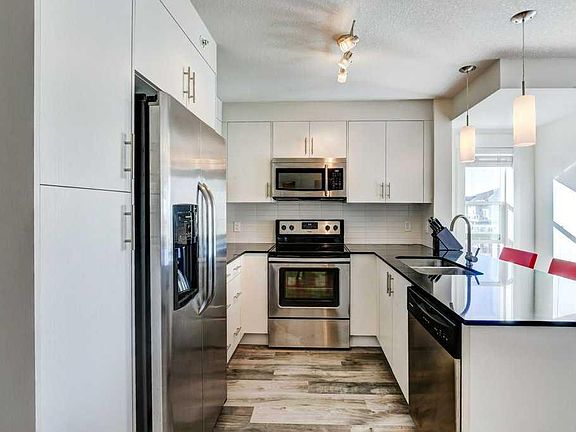 2nd image of 240 SW Skyview Ranch Rd NE #2406