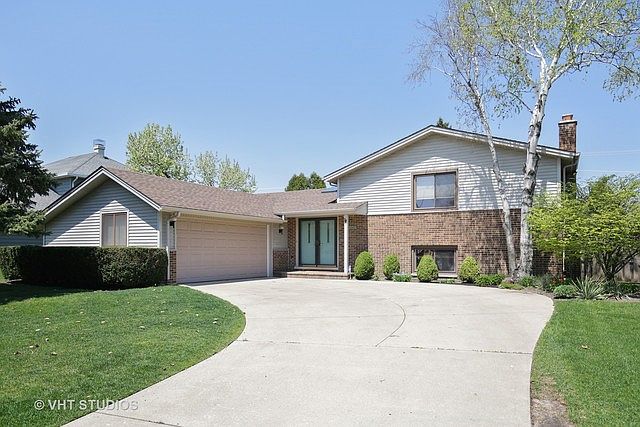 1st image of 1704 E Canterbury Dr