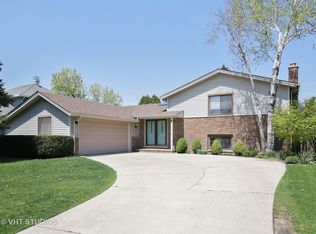 1704 E Canterbury Dr, Arlington Heights, IL 60004