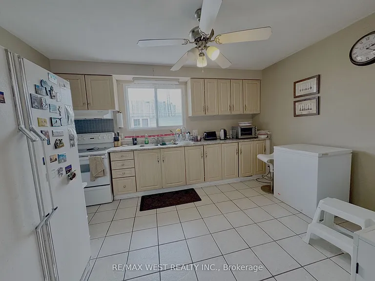 516 Harris Ct — Photo 3