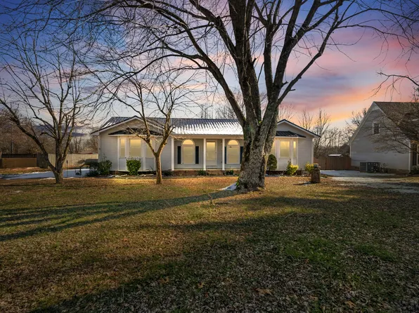 12 Village Park Dr, Fayetteville, TN 37334