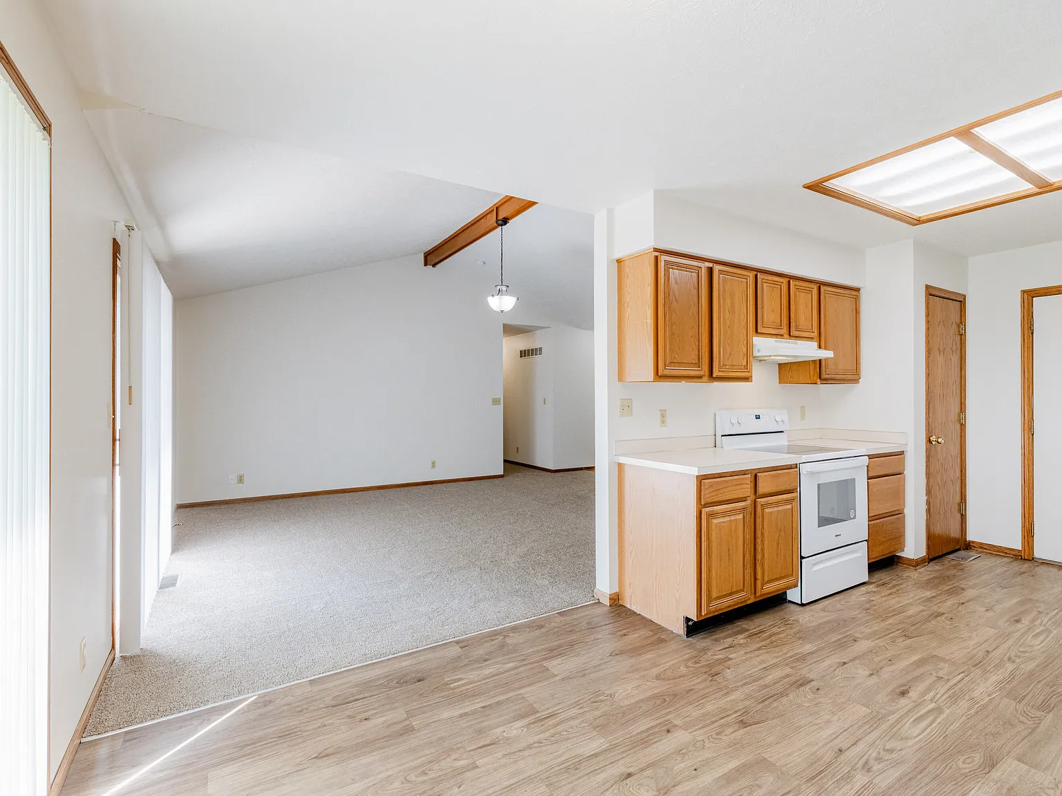 3 bed, 2232 sqft, $1,999 — Photo 4