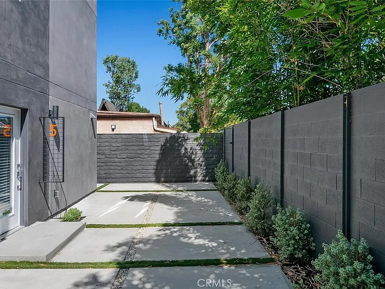 13538 Vanowen St #5 — Photo 4