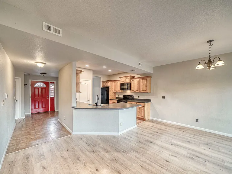 105 M And M Ln #2B — Photo 12
