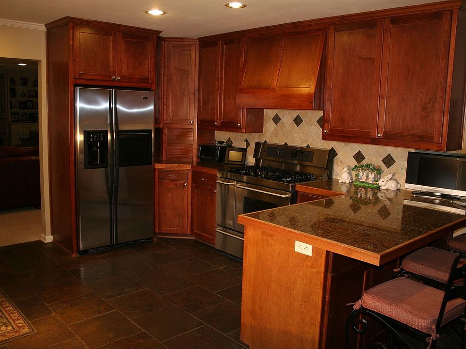 Kitchen (backyard view)