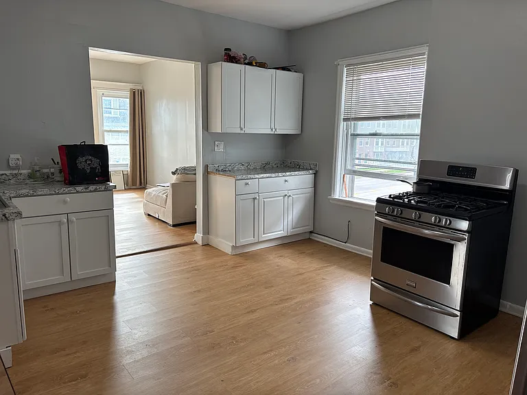243 Niagara St #2 — Photo 3