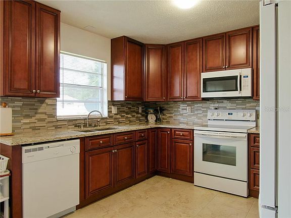 5th image of 611 Anderson Dr