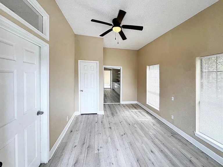 3621 Winnie St — Photo 10