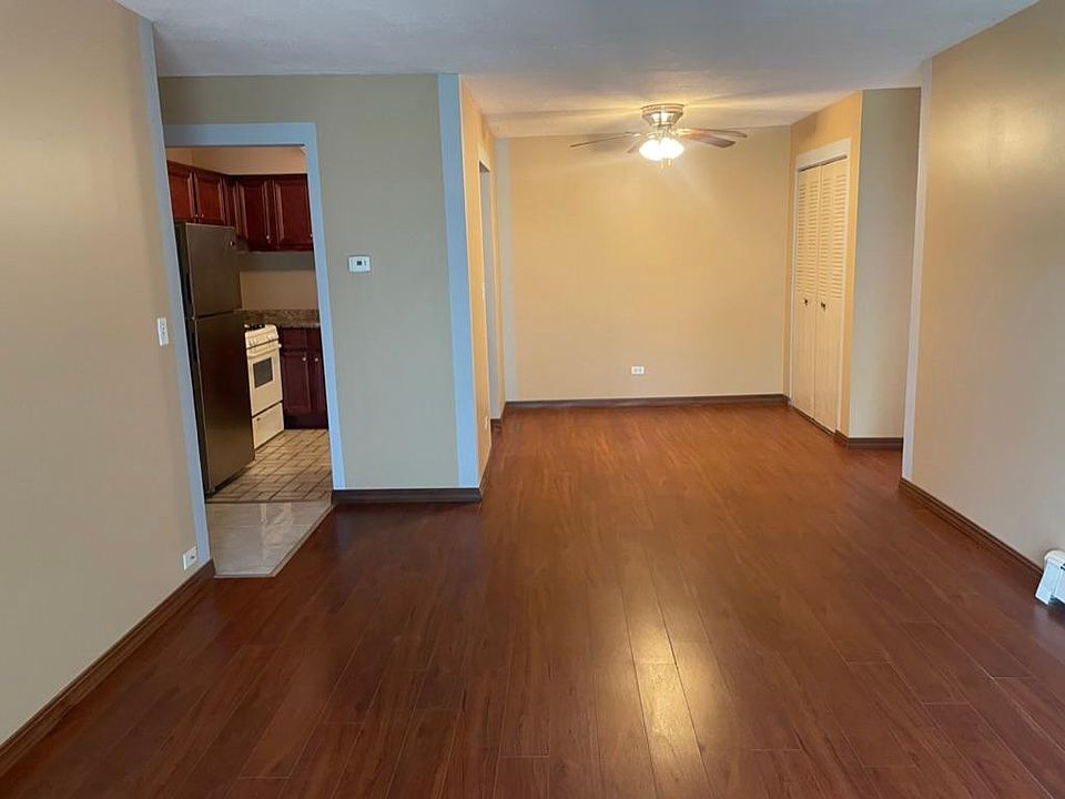 1st image of 16W470 Lake Dr APT 103