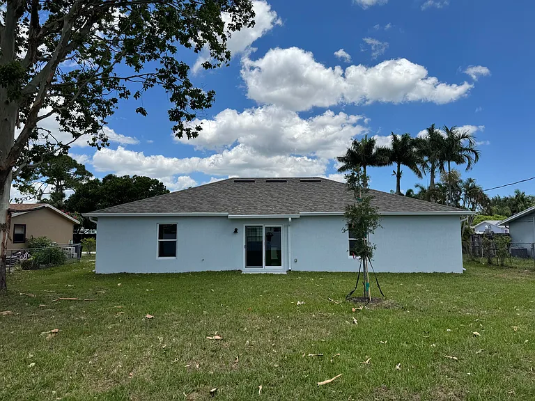 532 SW Buswell Ave — Photo 33