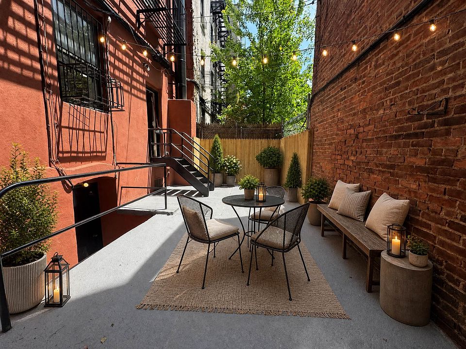 1st image of 450 W 47th St APT 1c