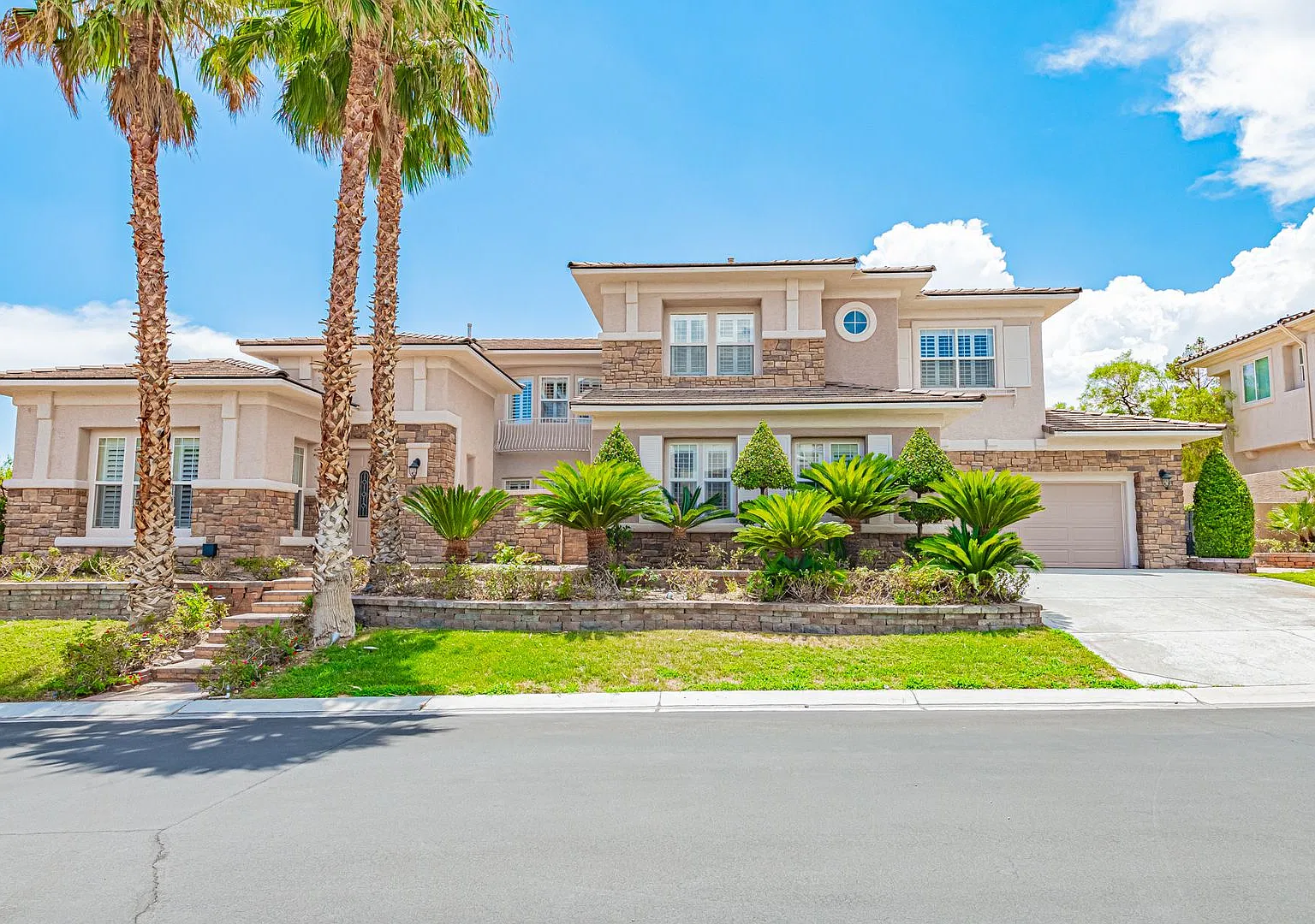 Gate Community With Private Pool And Spa — Photo 1