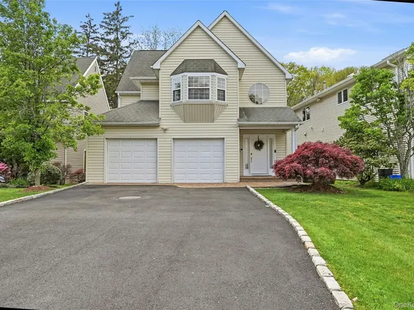 9 Oxford Court, Wheatley Heights, NY 11798