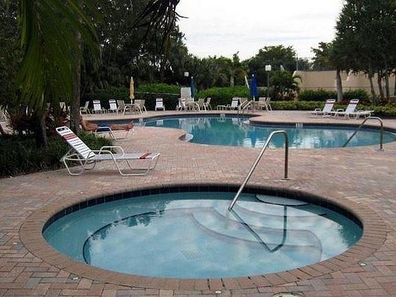 4th image of 2455 Lindell Blvd APT 3306