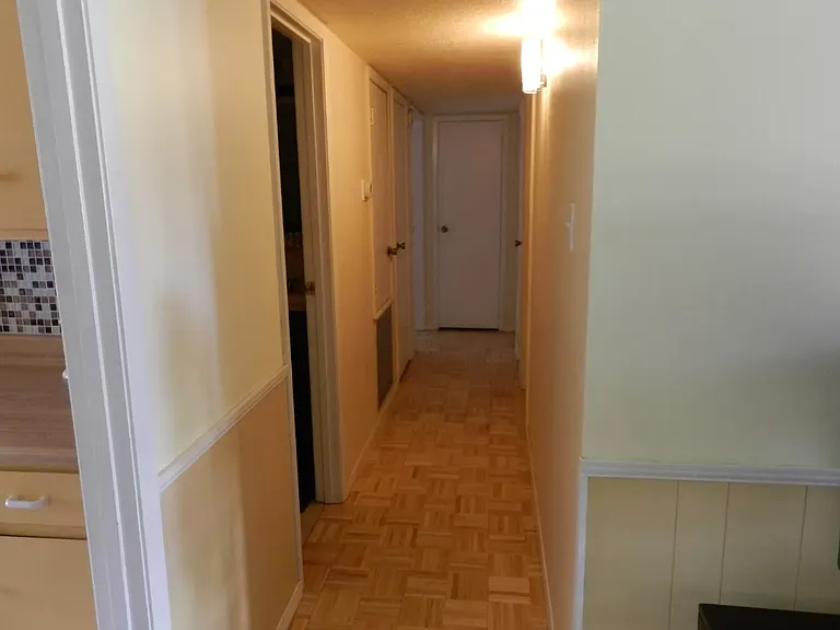 402 Thompson Dr — Photo 2