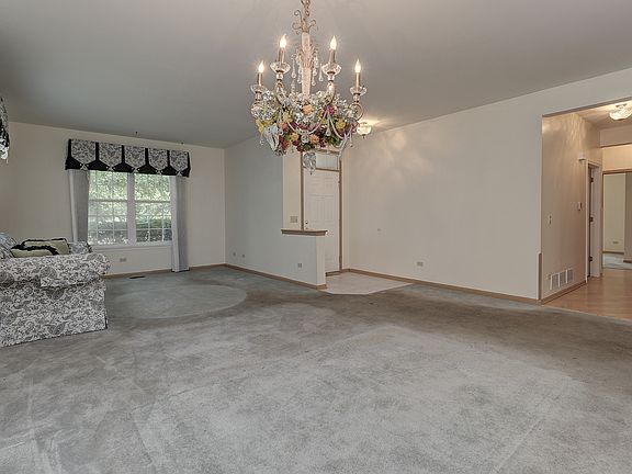 3rd image of 728 Holland Ln
