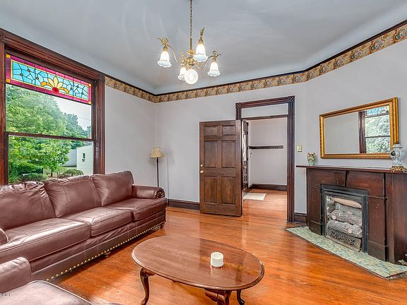 5th image of 814 Main St