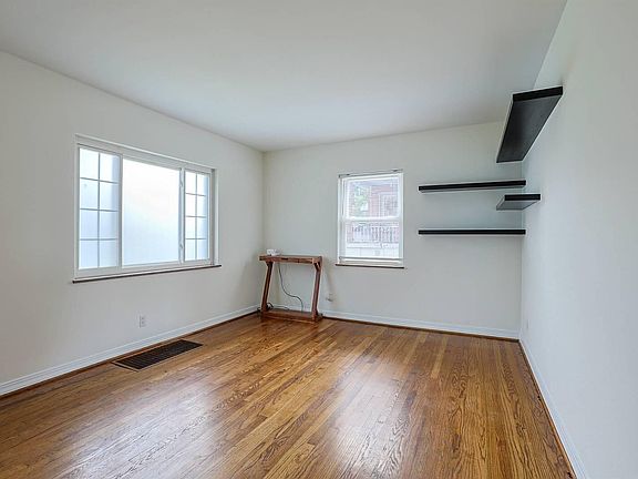 4th image of 304 Swan Cir