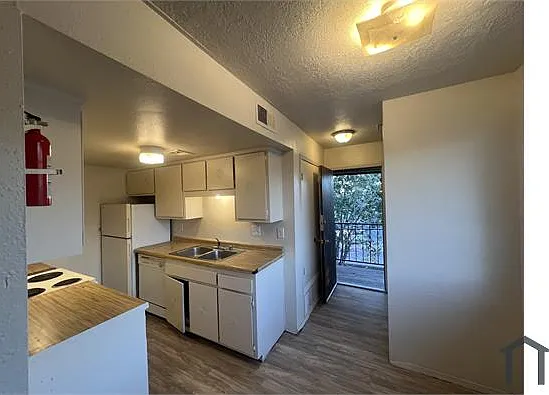 301 Dunes Pl SE #4 — Photo 6