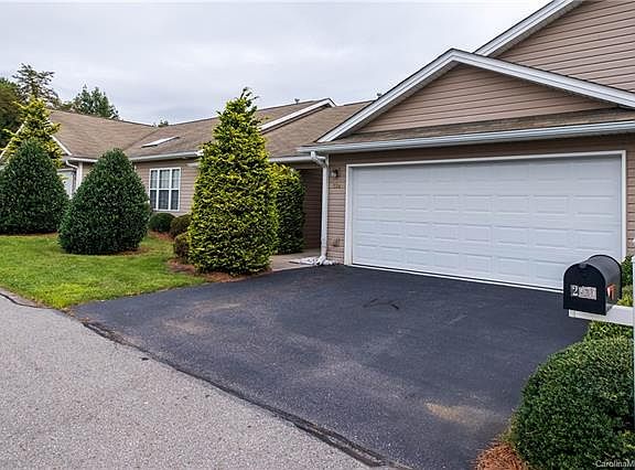 3rd image of 290 Castle Creek Dr