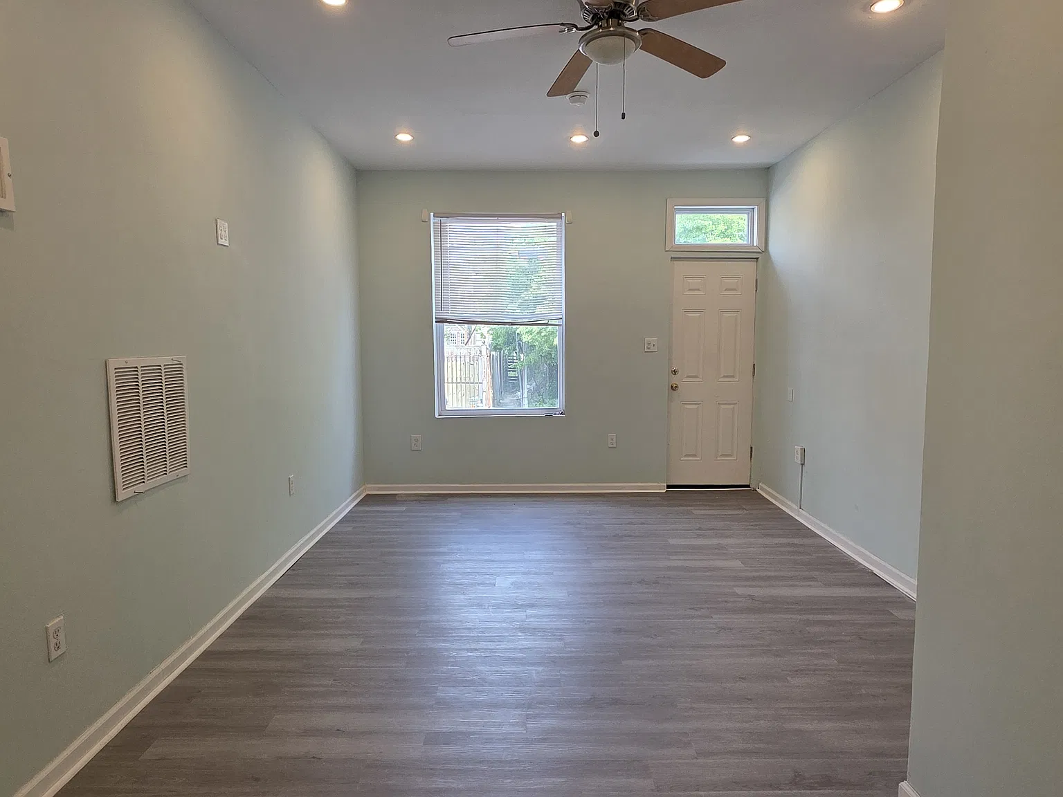 3 bed, 1.5 bath, 824 sqft, $1,500 — Photo 2