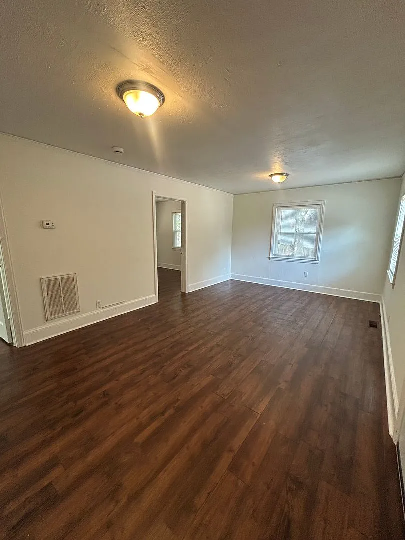 Charming 2 Bedroom Home Minutes from Downtown Greenville — Photo 2