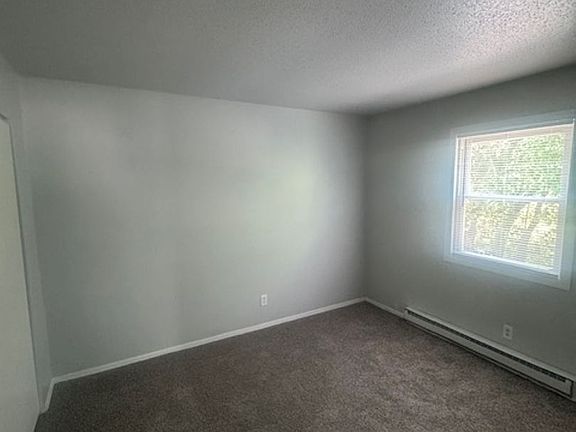 4th image of 410 Hickory Cir #7