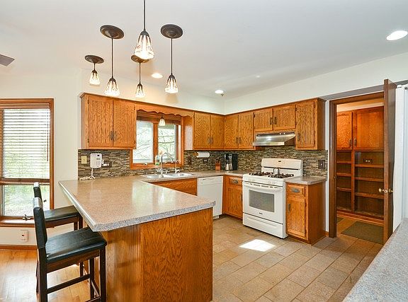 5th image of 43W241 Hazelwood Trl