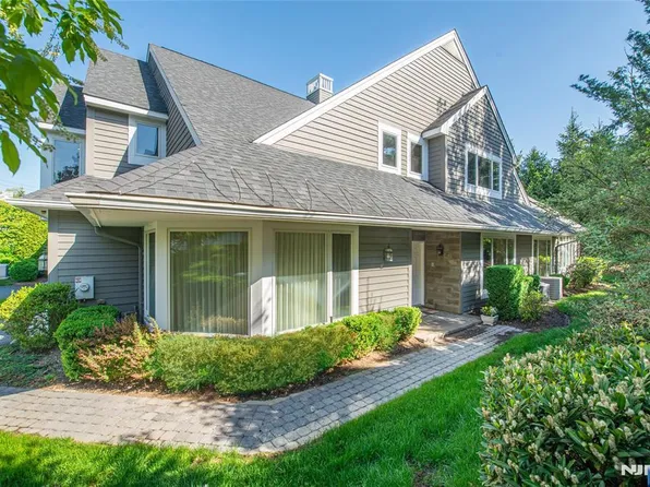 164 Brewster Rd, Wyckoff, NJ 07481