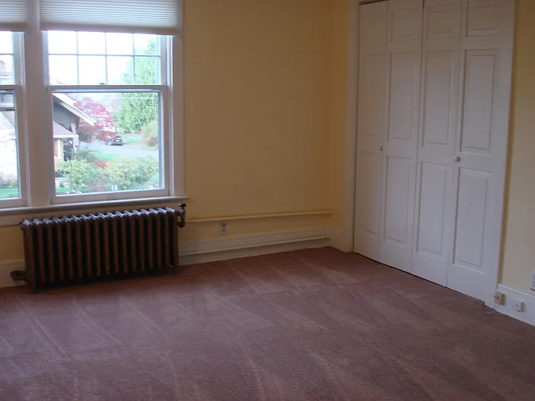 Master Bedroom,
Loads of Closet Space
Windows Lookout toward the Bay
