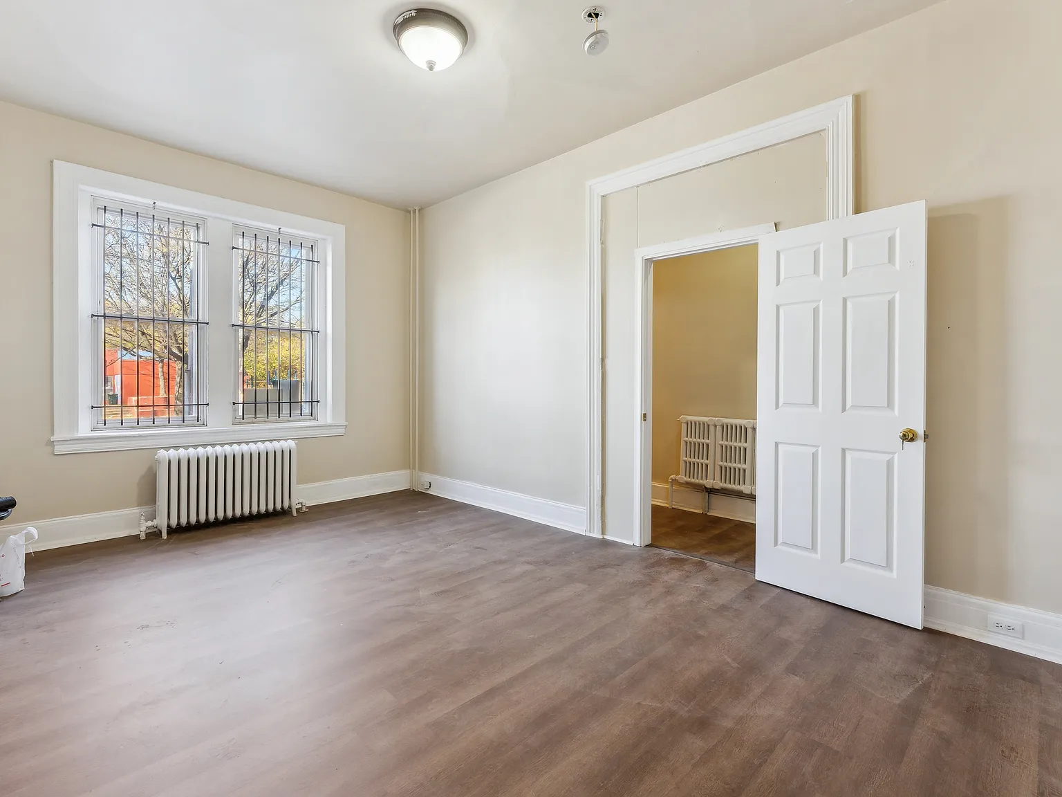 6 bed, $580 — Photo 1